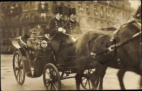 Foto Ak Paris, General und Mann im Anzug in einer Kutsche