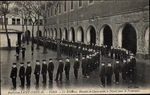 Ak Paris XII, Institution Saint Nicolas, 3e Division, Classe avant le Depart pour la Promenade