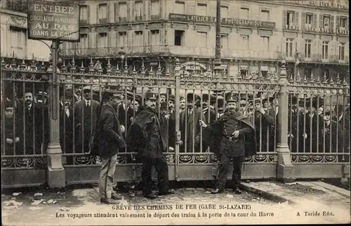 Ak Paris VIII, Gare Saint Lazare, Grève des Chemins de Fer, Eisenbahnerstreik, Polizisten