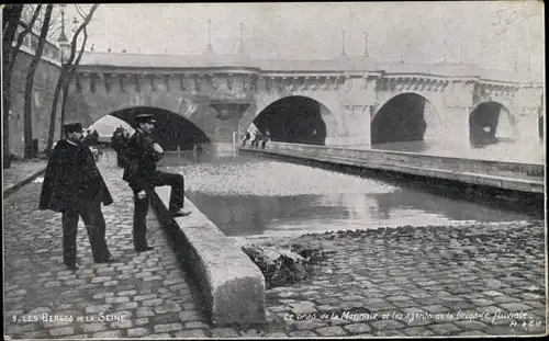Ak Paris, Le Bras de la Monnaie et les agents de la brigade fluviale, Les Berges de la Seine