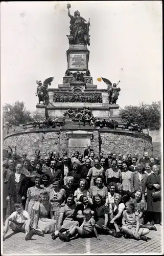 Foto Ak Rüdesheim am Rhein, Niederwald Nationaldenkmal, Besucher, Gruppenbild