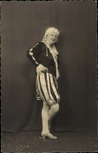 Foto Ak Neumünster in Holstein, Frau in Kostüm, Ganzkörperportrait