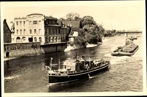 Ak Bernburg an der Saale, Saalepartie mit Schiff Merseburg, Frachter