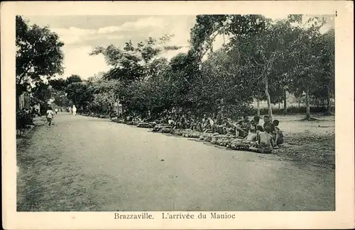 Ak Brazzaville Französisch Kongo, l'Arrivée du Manioc