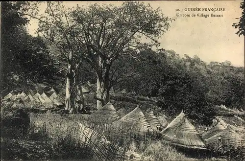 Ak Guinée Francaise, Un coin de Village Bassari