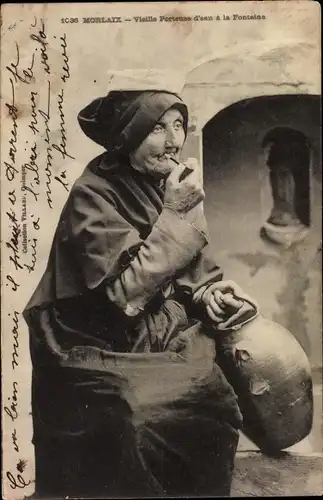 Ak Morlaix Finistère, Wasserträgerin, rauchende Frau in bretonischer Tracht