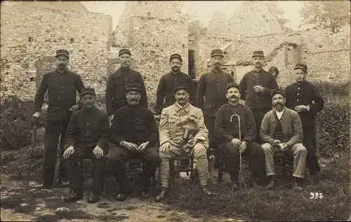 Foto Ak Französische Soldaten in Uniformen vor einem Gebäude, I WK