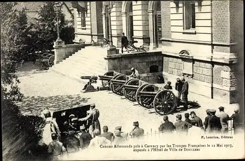 Ak Doullens Somme, Canons Allemands pris a Carency 1915, exposés a l'Hotel de Ville, 1. WK