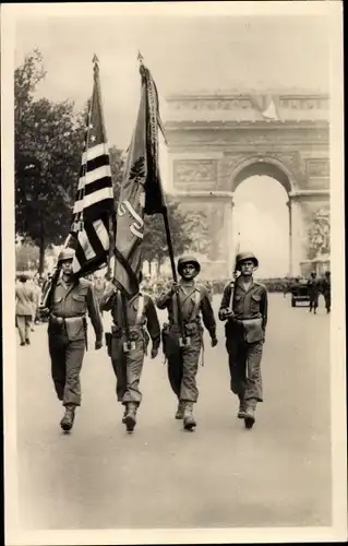 Ak Paris VIII., Liberation de Paris, Les drapeaux americains au defile, Siegesparade