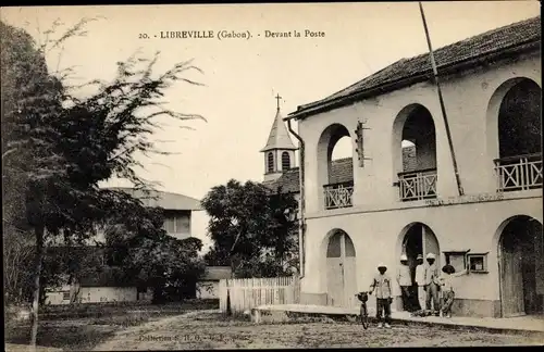 Ak Libreville Gabun, Devant la Poste