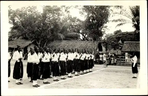 Foto Senegal, Soldaten, Appell, Militär, Platz, Holzhütten