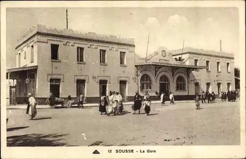 Ak Sousse Tunesien, La Gare, Passanten vor dem Bahnhof