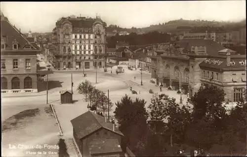 Ak La Chaux de Fonds Kanton Neuenburg, Place de la Gare