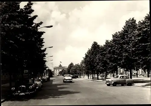 Ak Berlin Mitte, Brandenburger Tor, Unter den Linden, Trabant