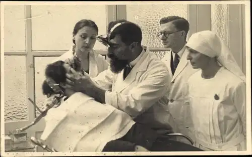 Foto Ak Ärzte und Krankenschwester bei der Behandlung eines Patienten, Untersuchung
