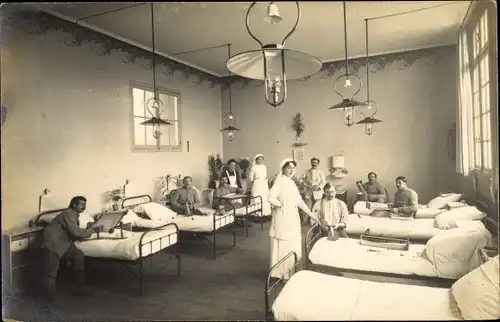 Foto Ak Krankensaal, Krankenschwestern, französisches Lazarett