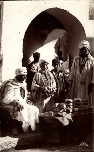 Ak Scenes et Types, Le Marchand de Pain, Brothändler, Araber, Maghreb