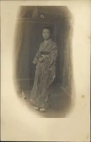 Foto Ak Indo Chine, Vietnam, junge Frau im Gewand, Kimono
