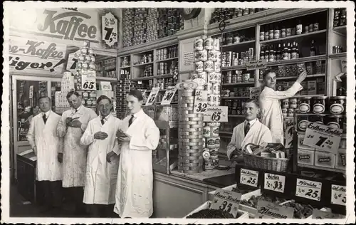 Foto Ak Innenansicht einer Handlung, Geschäft, Verkäufer