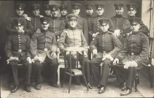 Foto Ak Deutsche Soldaten in Uniformen, Gruppenaufnahme