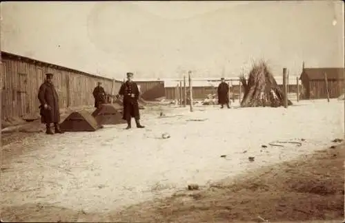 Foto Ak Guben in der Niederlausitz, Kriegsgefangenenlager, Winter, deutsche Soldaten, Baracken