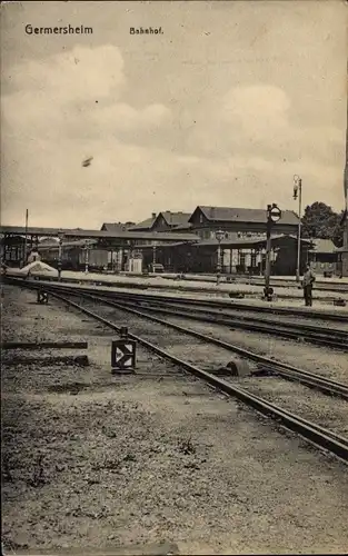 Ak Germersheim am Rhein, Bahnhof, Gleisseite