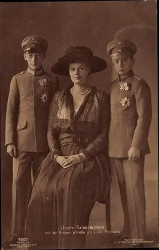 Ak Kronprinzessin Cecilie von Preußen, Prinzen Wilhelm und Louis Ferdinand, Uniform, Orden