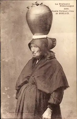 Ak Morlaix Finistère, Rauchende Frau in bretonischer Tracht, Wasserträgerin