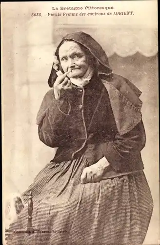 Ak Lorient Morbihan, Rauchende Frau in bretonischer Tracht