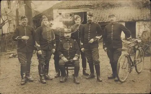 Foto Ak Französische Soldaten in Uniformen, Fahrrad