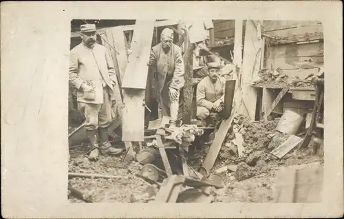 Foto Ak Französische Soldaten in Uniformen in einer Hausruine, I WK