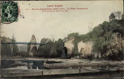 Ak Paris XIX Buttes Chaumont, Le Pont Suspendu, au bord du Lac