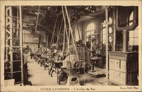 Ak Paris V., Ecole Lavoisier, l'Atelier du Fer, Innenansicht