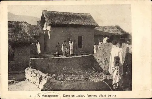 Ak Madagaskar, Dans un vala, femmes pilant du riz