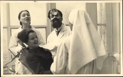 Foto Ak Arzt und Krankenschwestern bei der Behandlung einer Patientin