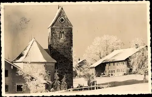 Foto Ak Hellengerst Weitnau im Oberallgäu Schwaben, Pfarrkirche im Schnee, Winter