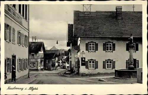 Ak Nesselwang im Allgäu, Brunnen, Gasthaus, Straßenpartie