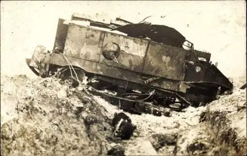 Foto Ak Zerschossener Französischer Panzer auf dem Schlachtfeld, 1. WK