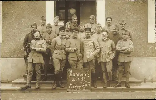 Foto Ak Französische Soldaten in Uniformen, Honneur a la 19, Gruppenaufnahme