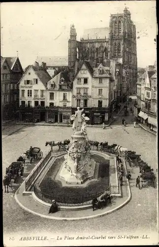 Ak Abbeville Somme, La Place Amiral Courbet vers St. Vulfran, monument