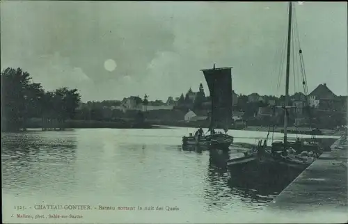 Mondschein Ak Château Gontier sur Mayenne, Bateau sortant la nuit des Quais