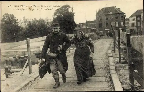 Ak Krieg 1914, Belgischer Soldat hilft einer älteren Dame