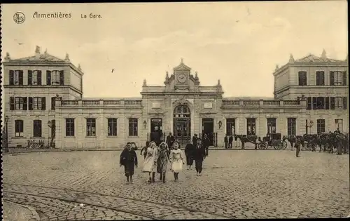 Ak Armentières Nord, Bahnhof, Straßenseite, Passanten