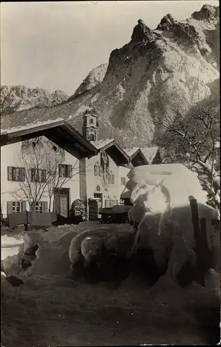 Foto Ak Mittenwald in Oberbayern, Ortspartie im Winter