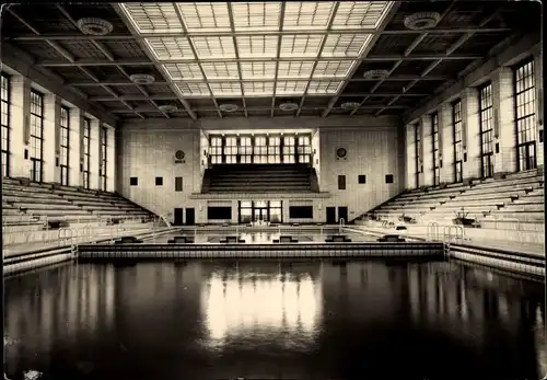 Ak Rostock in Mecklenburg Vorpommern, Hallenschwimmbad Neptun, Halle mit Tribüne