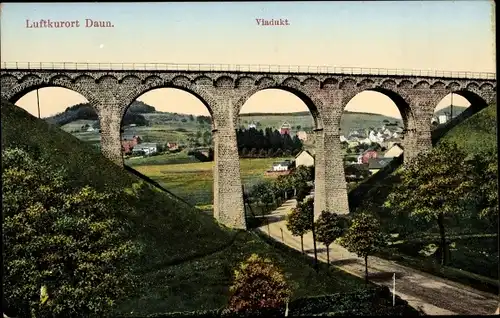 Ak Daun in der Eifel, Blick durch das Viadukt zum Ort