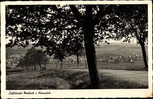 Ak Morbach im Hunsrück, Blick zum Ort, Landstraße