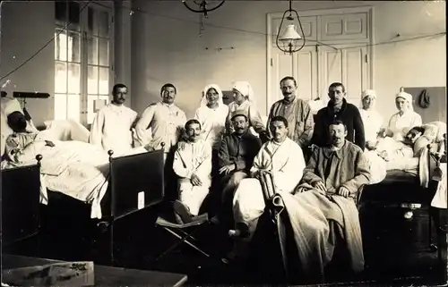 Foto Ak Lazarett, französische Soldaten, Krankenschwestern
