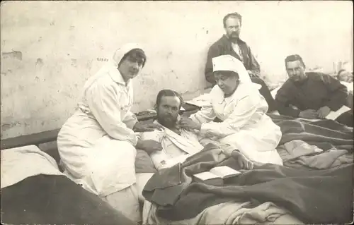 Foto Ak Krankenschwestern versorgen Verwundete, französisches Lazarett