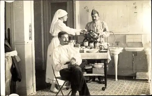 Foto Ak Krankenschwestern bei der Behandlung eines Patienten